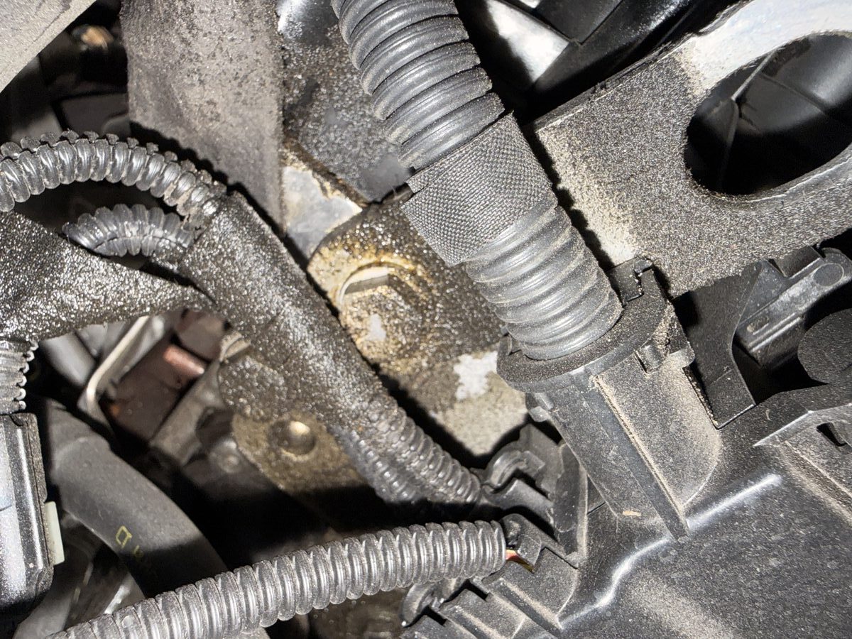 Vehicle inspection photograph: valve cover leak